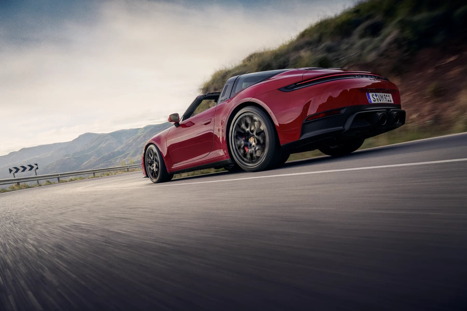 Roter Porsche 911 Targa GTS in Fahrt