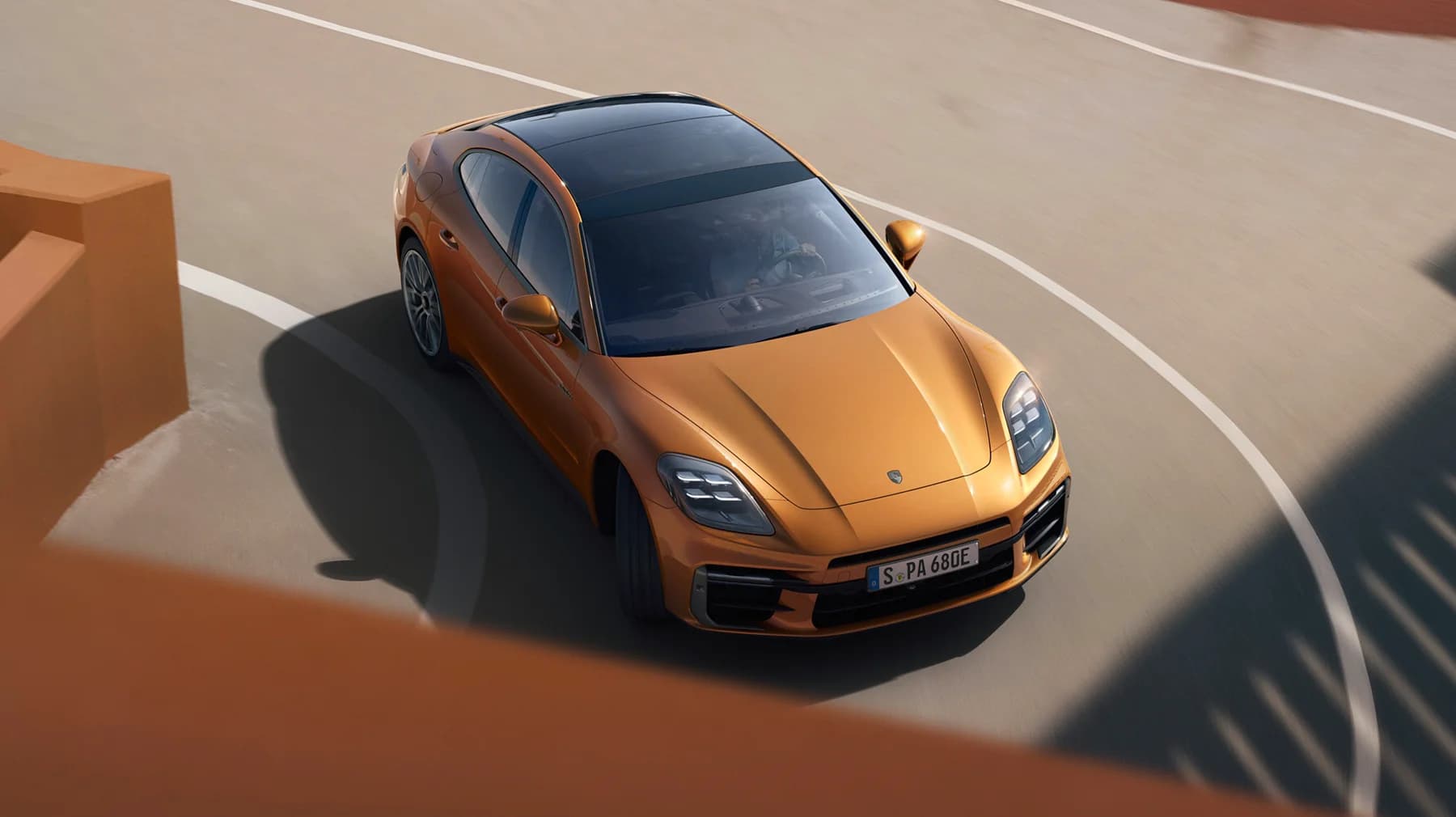 Goldener Porsche Panamera Turbo in Fahrt