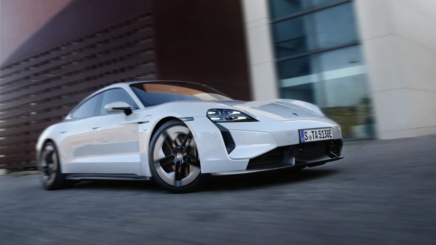 Weißer Porsche Taycan in Fahrt