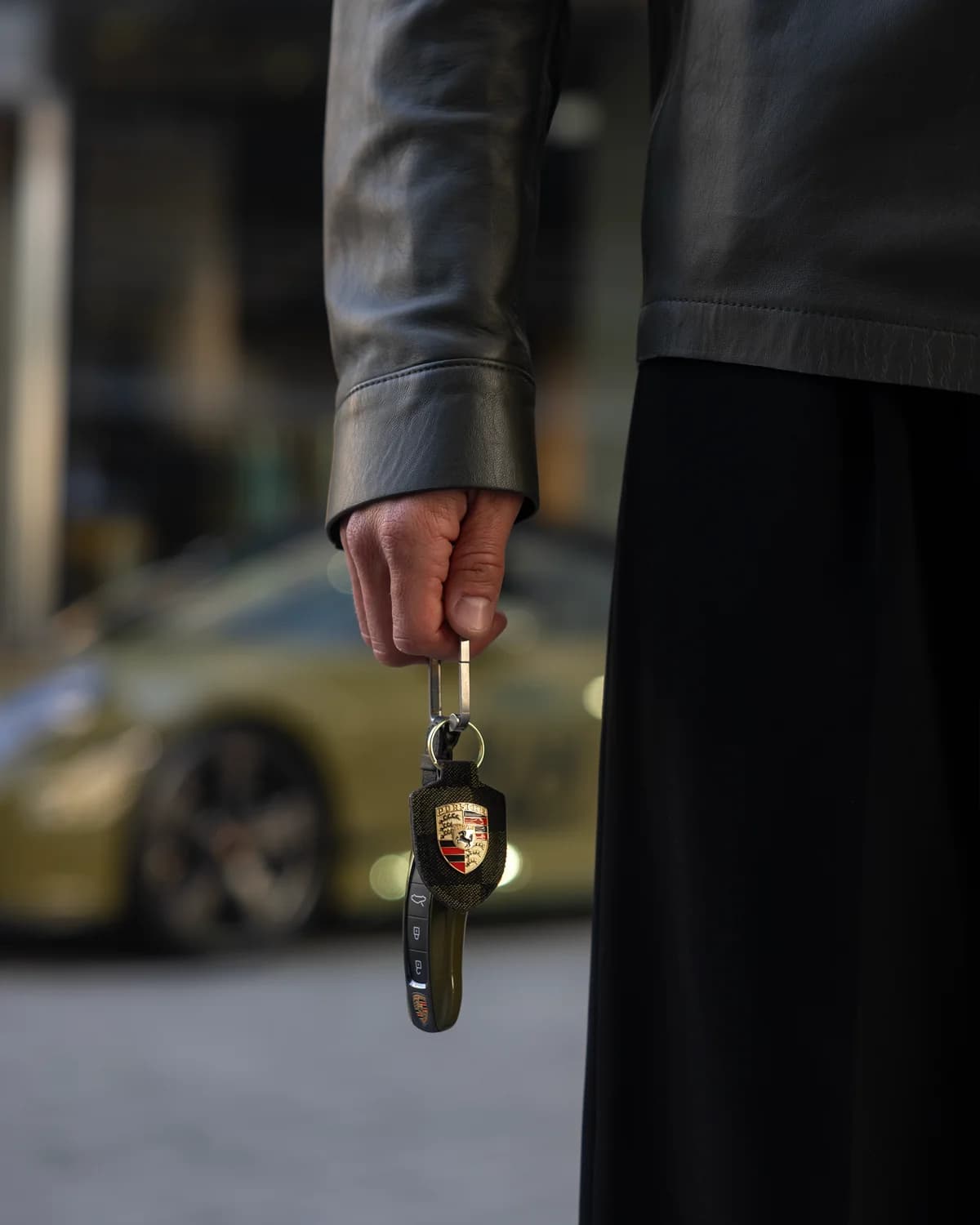 Porsche Fahrer mit Fahrzeugschlüssel