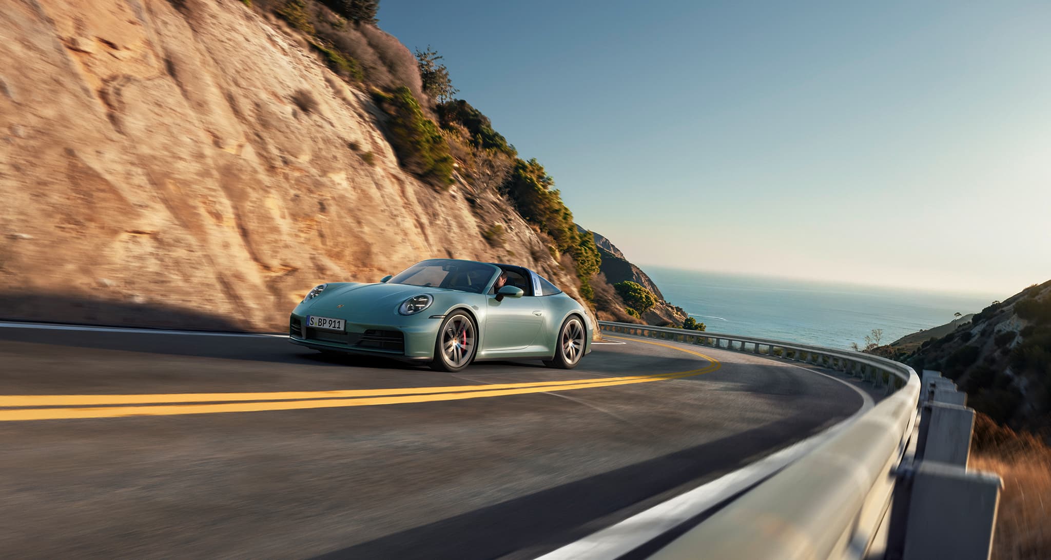 Ikonisches Design. Moderne Performance. \n Der 911 Targa 4S \n für EUR 2303,- / Monat.