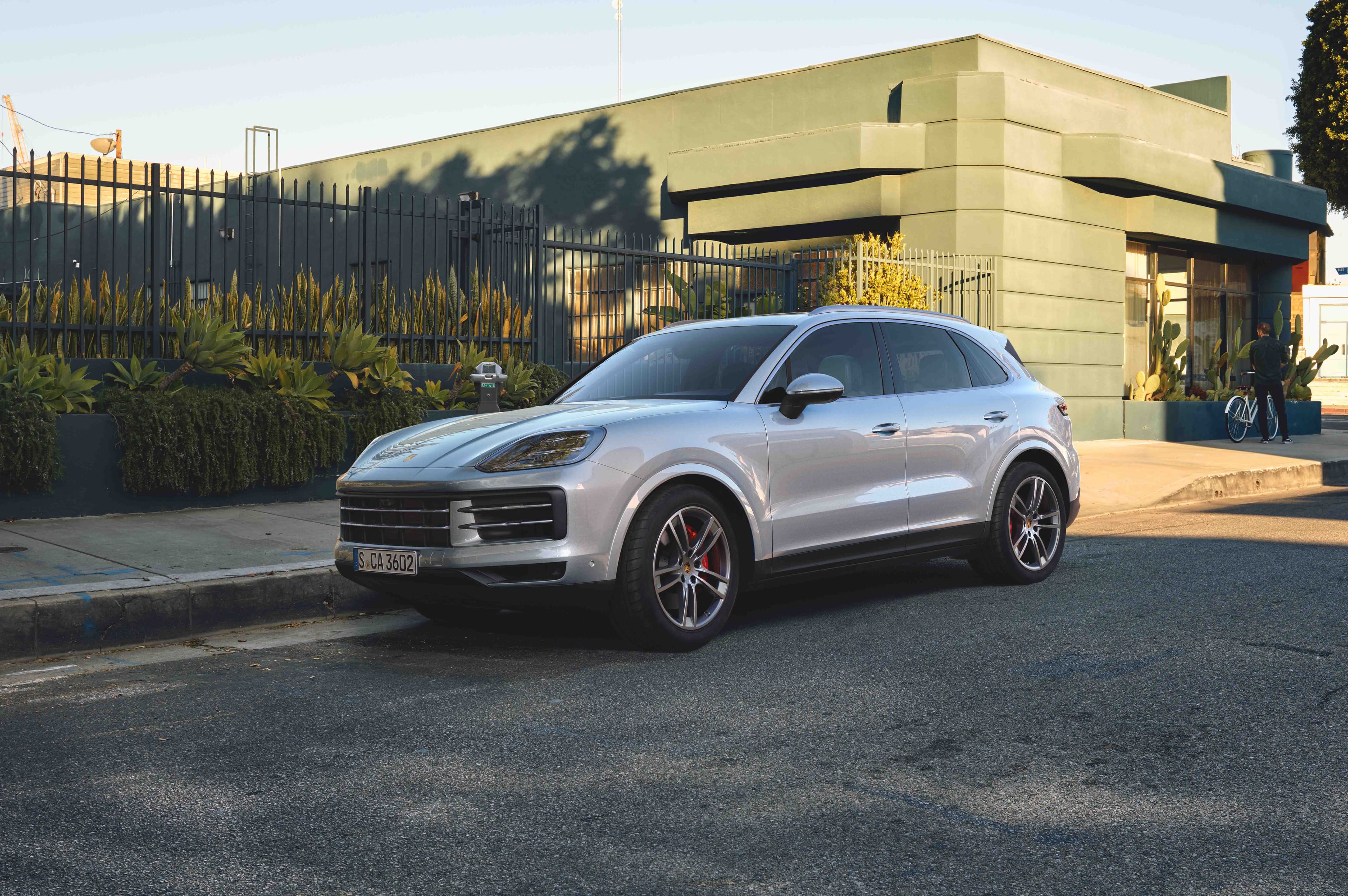 Sportwagen-Feeling im SUV-Format. \n Cayenne S für EUR 1102,- / Monat.