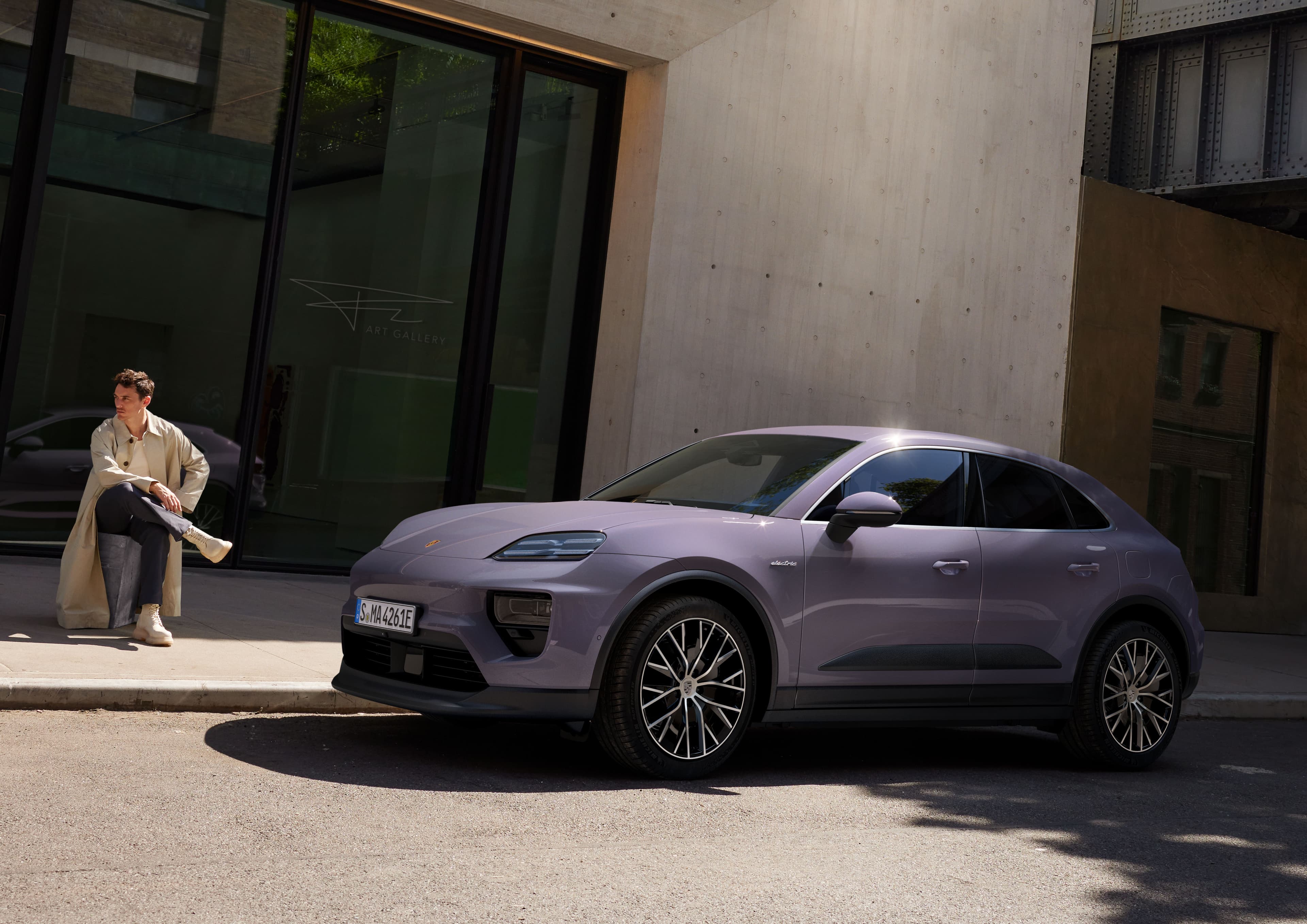 Voller Energie. Voller Fahrspaß. \n Der Macan 4 für EUR 734,- im Monat.