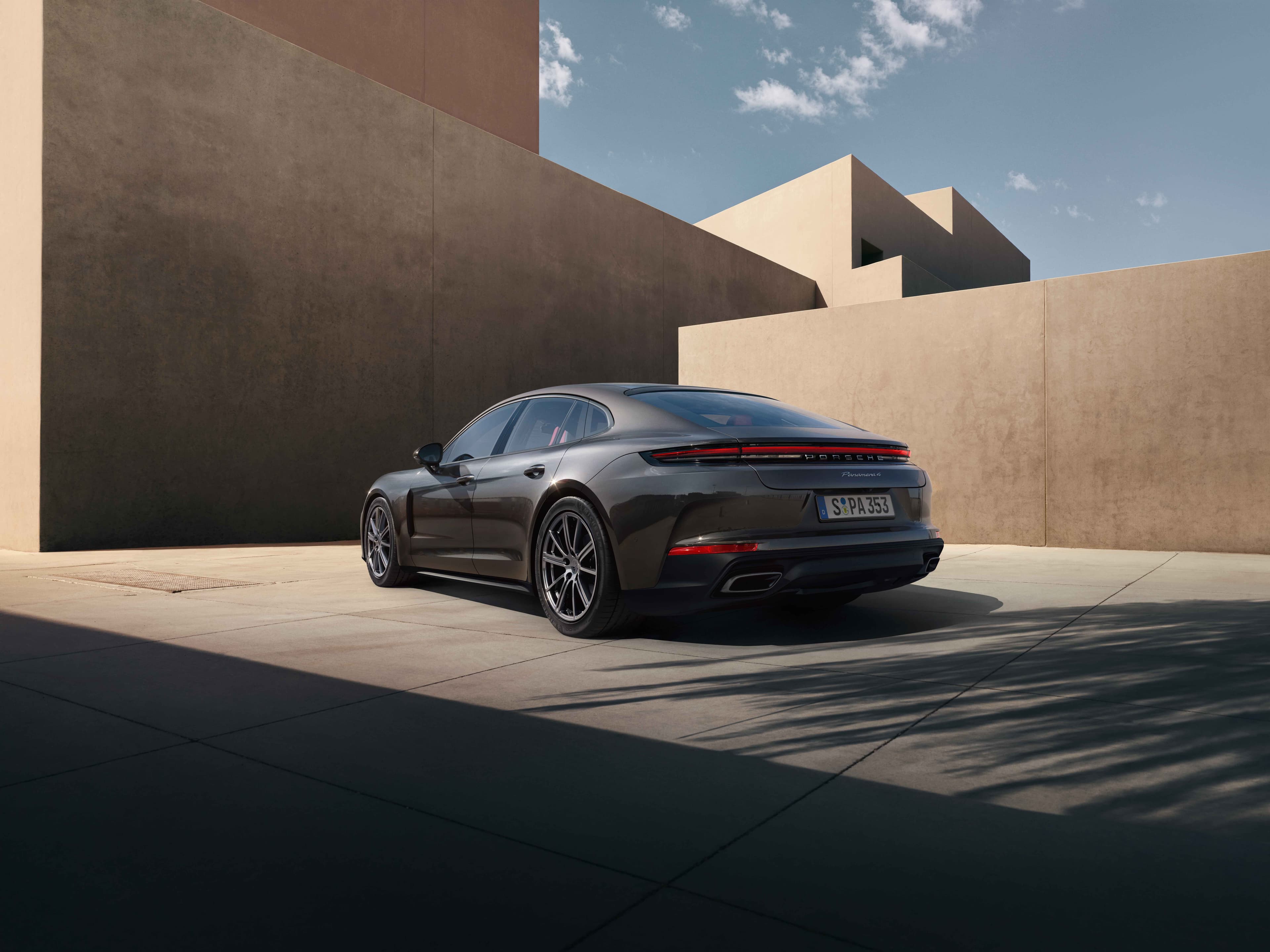 Allrad-Kompetenz, Porsche-Dynamik: \n Panamera 4 für EUR 1.244,- / Monat.