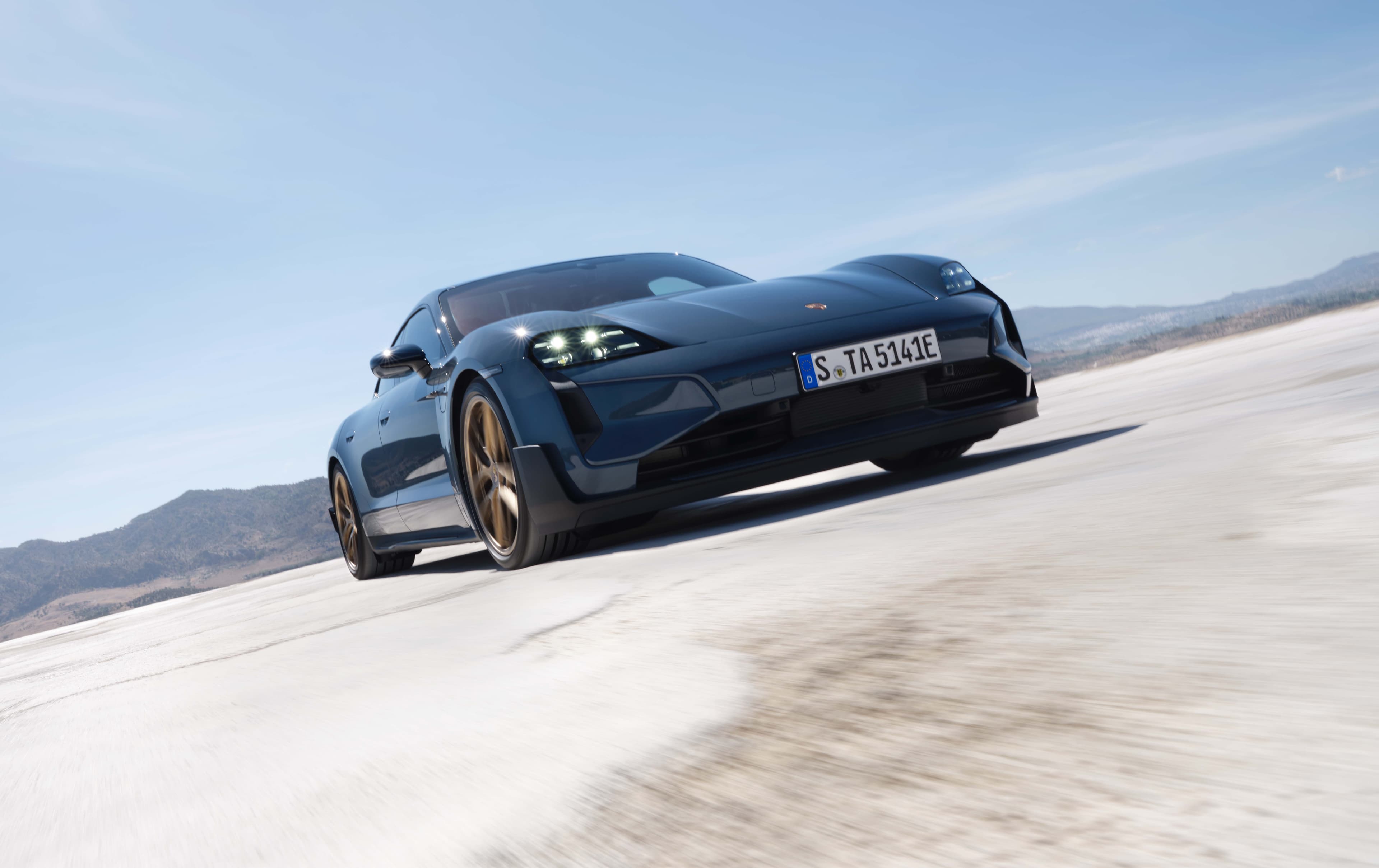 Leistung mit Ansage: \n Taycan Turbo GT \n für EUR 2.195,- / Monat.