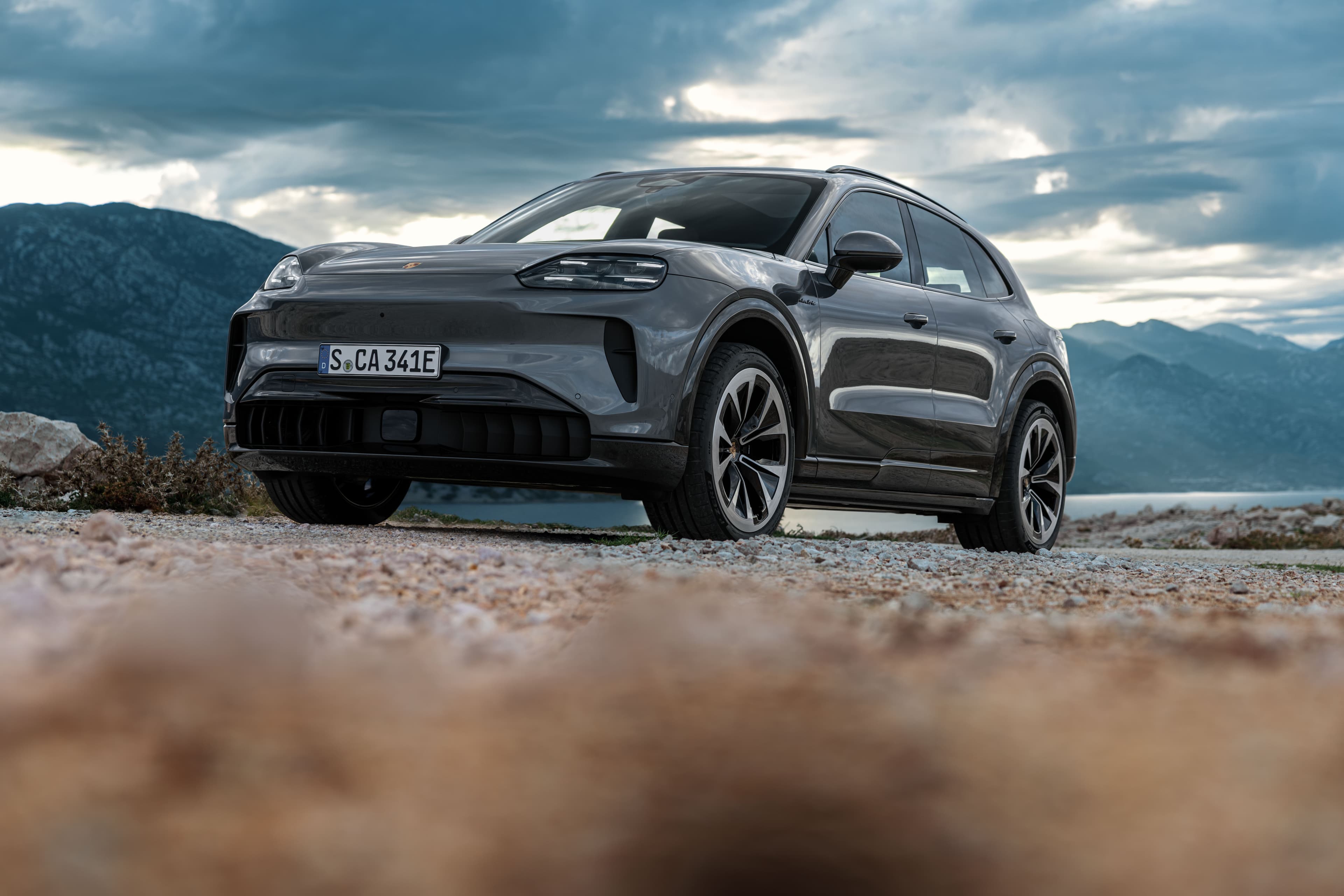 Souverän. Sportlich. Elektrifiziert. \n Cayenne Electric für EUR 1.185,- / Monat.