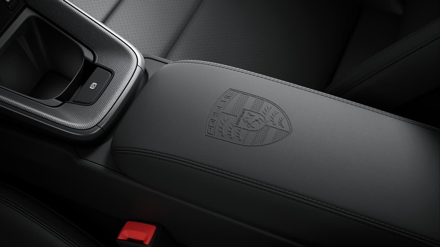 Porsche Wappen auf Deckel Ablagefach